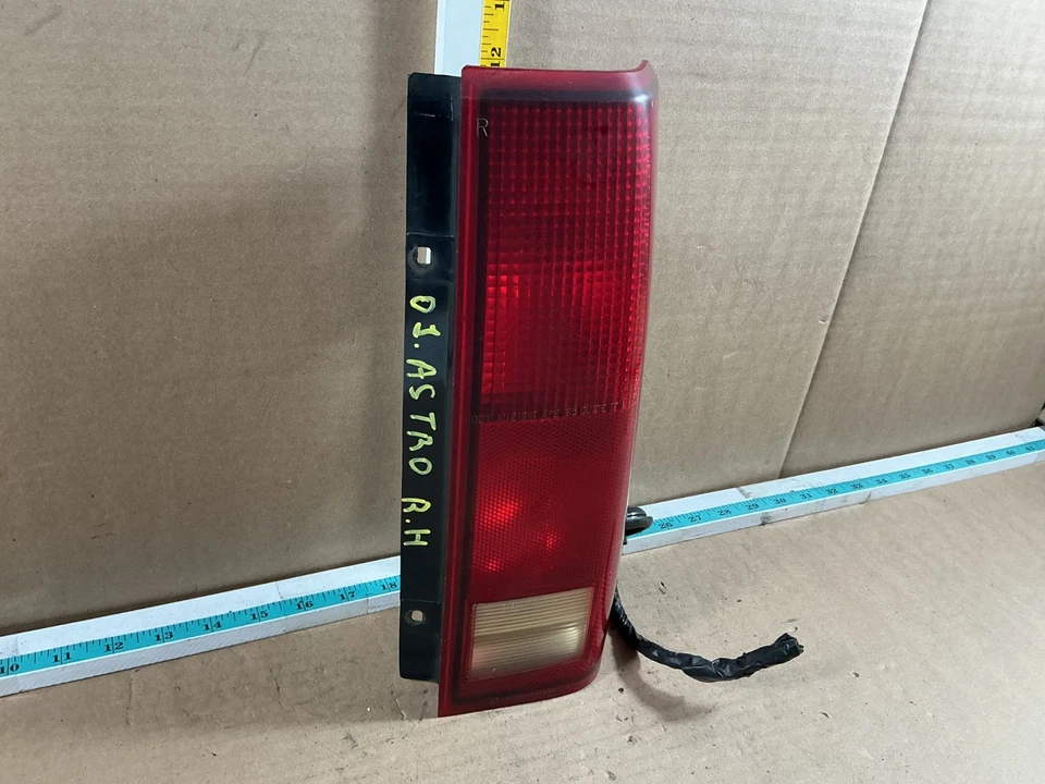 Conjunto de luz trasera derecha del lado del pasajero Chevrolet Astro 1985-2005 Foto 2 de 4