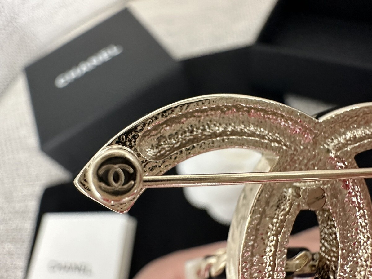 NIB 100%AUTHENTIC Chanel 23C CC Logo Brooch White Resin Bag NIB 100%AUTHENTIC Chanel 23C CC Logo Brooch White Resin Bag