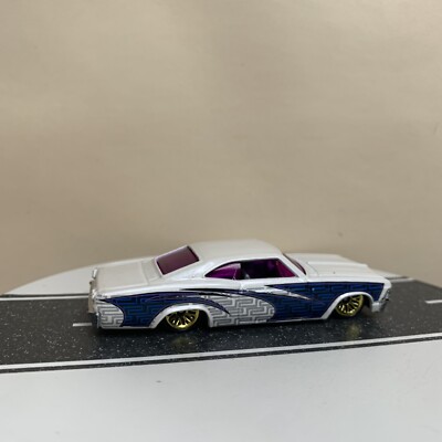 2001 Hot Wheels #226 '65 Chevy Impala Lowrider White/Blue w/Gold