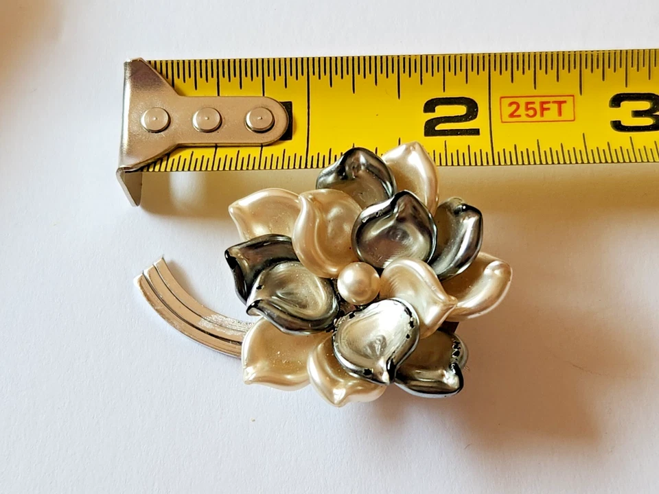 Broche prendedor flor madreperla tono plateado gris blanco clásico iridiscente Foto 4 de 4