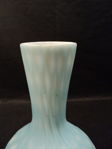 CUT VELVET DIAMOND QUILTED SATIN GLASS VASE, c. 1900 - 第 2/4 張圖片
