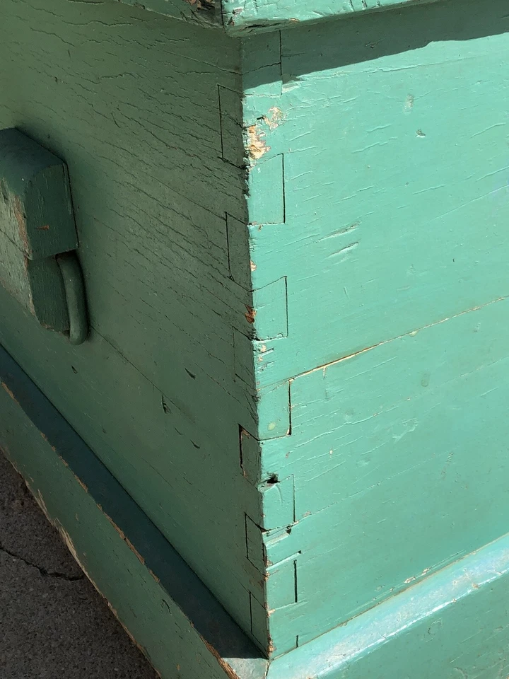 ANTIGUO BAÚL GRANDE PINTADO con melas de pino hardware antiguo y pintura verde azul Foto 4 de 4