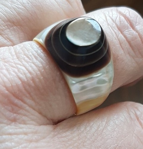 Vintage carved MOP Natural Shell Ring DK Brown, Cream & Golden Colors, sz 8.25 - Picture 3 of 16