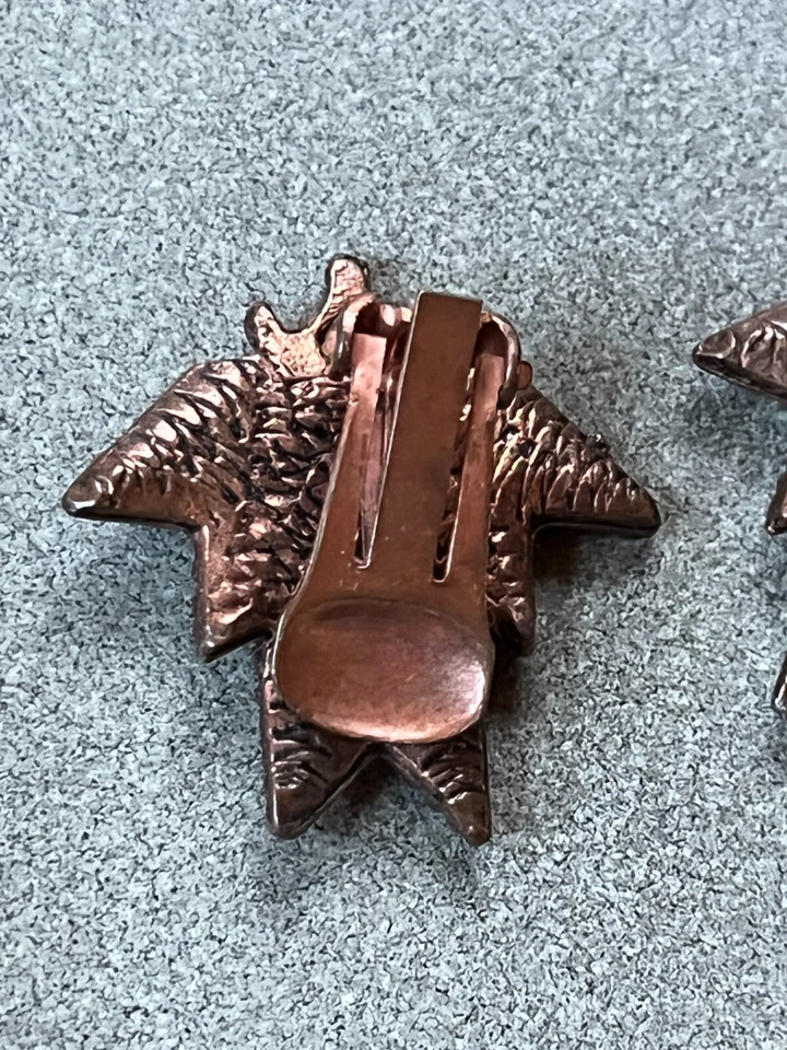 Brincos vintage com clipe de folha de cobre maciça Chevron esmalte rosa e azul – 1 e 1/8 - Imagem 4 de 4