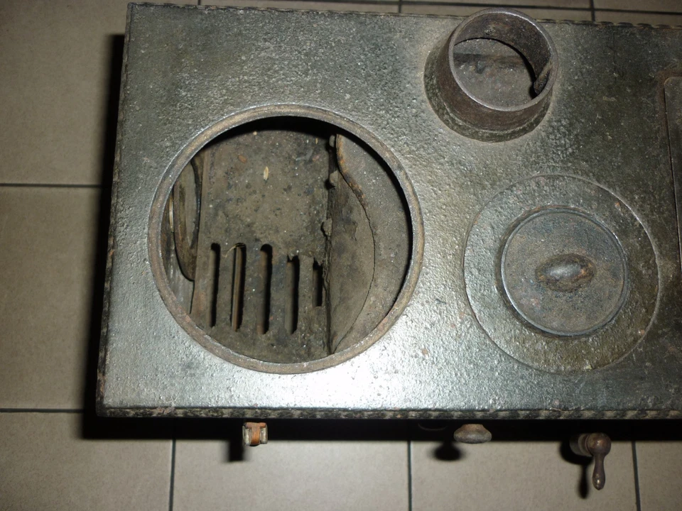 Cuisinière ancienne en fonte miniature godin / guise jouets ancien en l'état - Photo 2/4