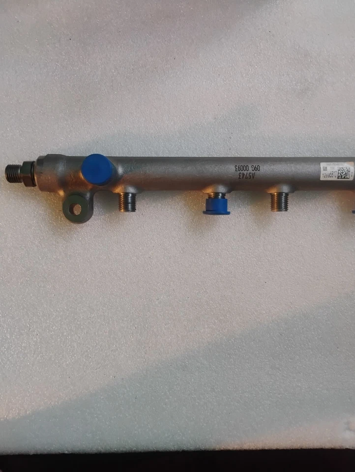 6040607C91 FUEL INJECTION RAIL ASSEMBLY DRIVER SIDE GM 12686810 24-323 - Image 3 of 4