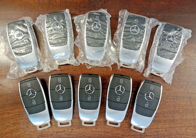 Original und unbenutzter Mercedes Benz 2 Tasten Funkschlüssel.