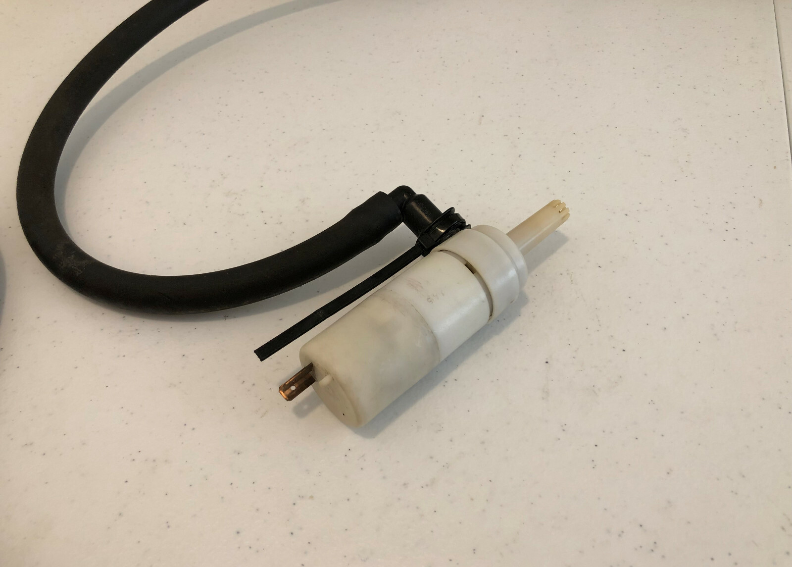 06 Maserati Quattroporte M139 Washer Fluid Reservoir Tank PUMP ONLY w/Hose