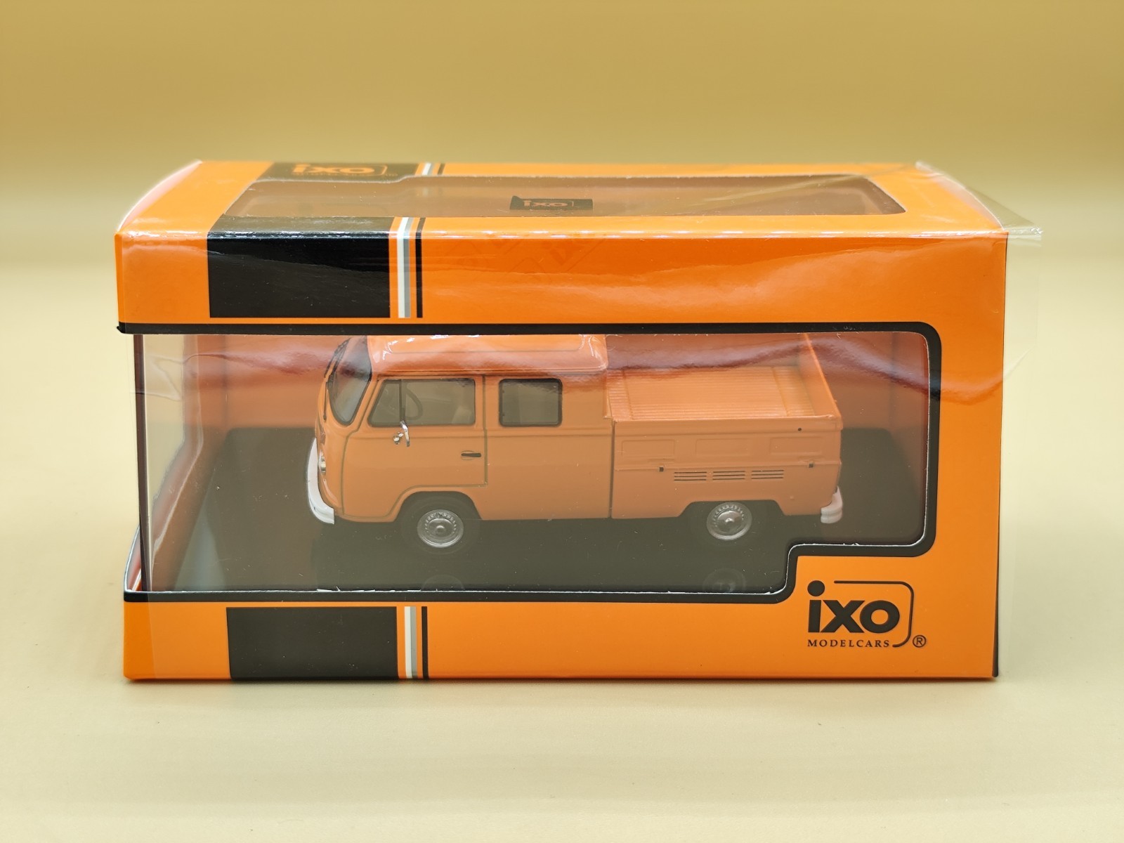 Miniature VW T2b Pick-Up 1982 IXO combi orange pour diorama vintage 1/43