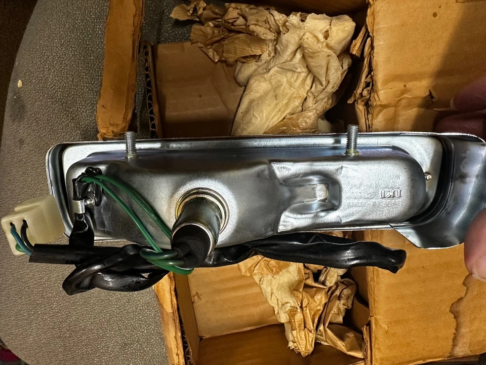 Chevrolet LUV RH 1972-1980 MONTAJE DE LÁMPARA DE ESTACIONAMIENTO NOS PT# 94021100 ISUZU Foto 4 de 4