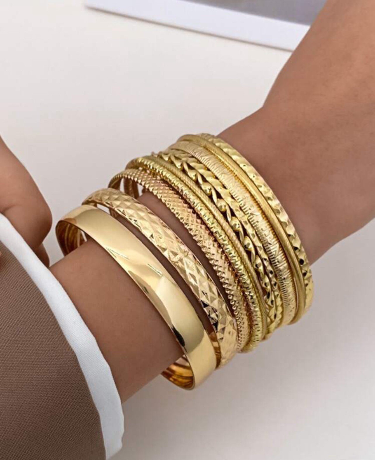 Bracelet femme doré or jaune style manchette imposante en métal