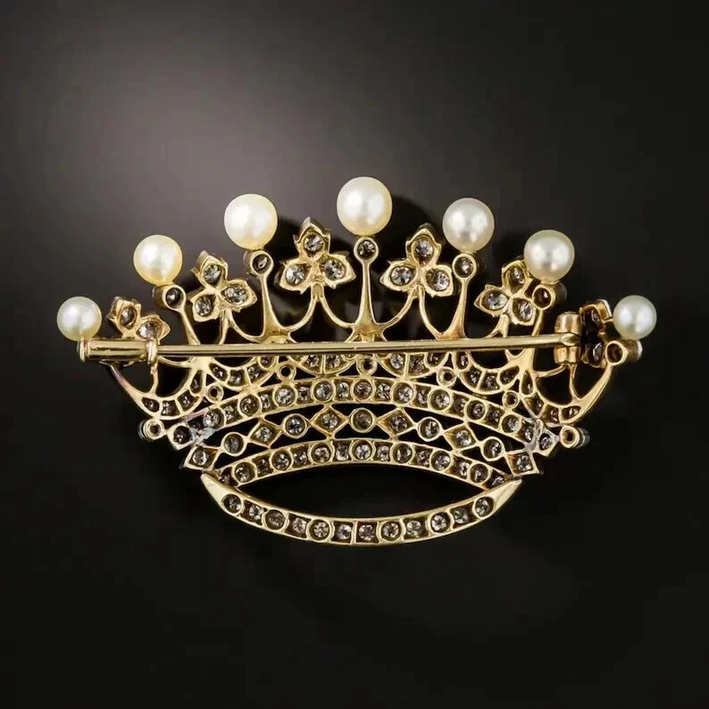 Broche prendedor en forma de corona de perlas simuladas corte redondo de 2,80 quilates enchapado en oro amarillo de 14 k Foto 4 de 4