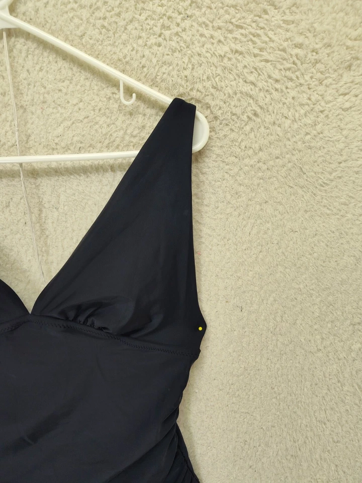 Traje de baño Old Navy para mujer grande negro mezcla de poliéster cuello en V body de una pieza Foto 3 de 4