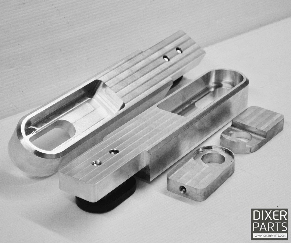 ローランド ARMS付き Rear Lower Control Arms for 0-4 Inch Lift 07-21 Lexus LX570