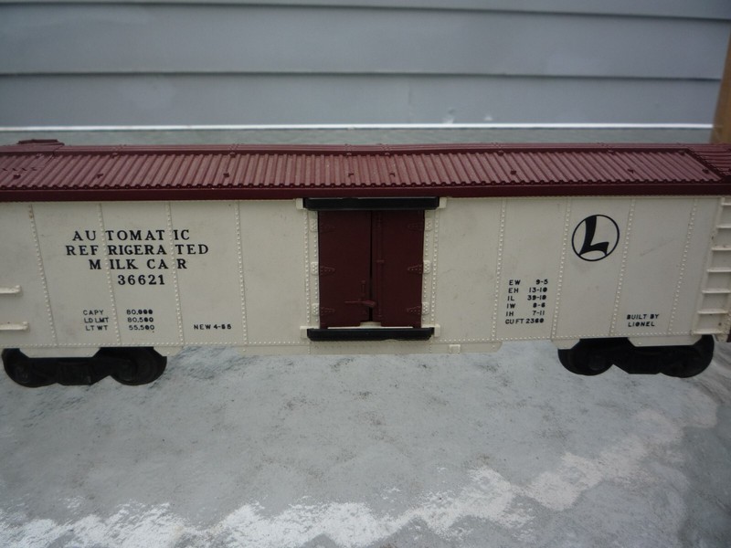 Lionel 36621 Automatic Refrigerated Milk Reefer Car with 8 milk bottles