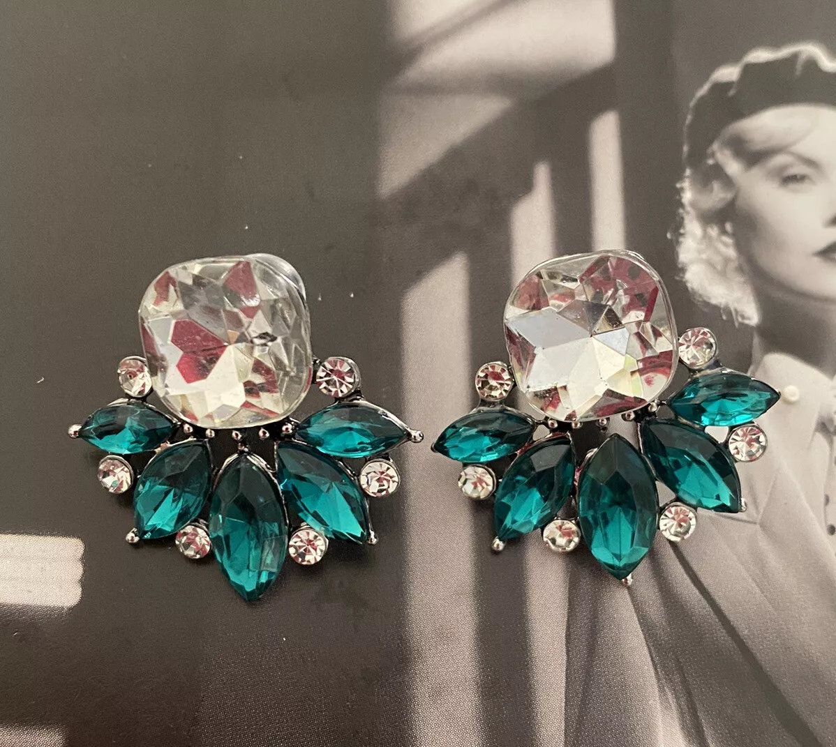 NEW CUTEST EMERALD GREEN CLEAR WHITE CRYSTAL CLUSTER STUD EARRINGS