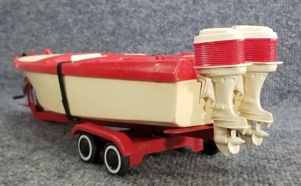 BOTE Y REMOLQUE TONKA CLIPPER DE COLECCIÓN CON MOTORES BOTE ROJO Y REMOLQUE Foto 2 de 4