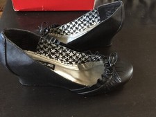 American Eagle Black Women  s Wedges Shoes Size 6 Wide 35