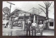 REAL PHOTO GULF SERVICE GAS STATION PUMPS ADVERTISING POSTCARD COPY