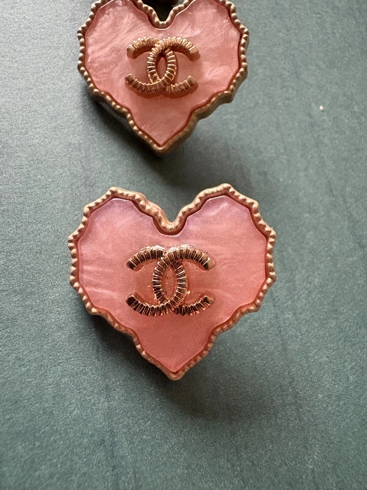 CHANEL Jagged Heart Design 2.5 cm LARGE Buttons Set of 4 Pink & Light Gold - Image 2 of 4