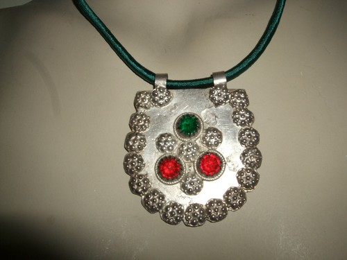 COLLANA COLLIER CIONDOLO ANTICO NEPAL GIADA CERIMONIA ARGENTO 925 VETRI 42 CM - Foto 4 di 7