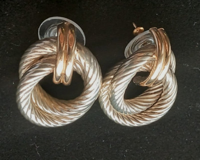 Sterling Designer gedrehte Ohrringe umwickelt mit 14 Karat Gelbgold