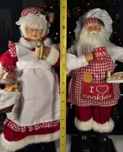 St Nicholas Square 18” MAKING SPIRITS BRIGHT Santa & Mrs Claus: Christmas Baking - Picture 9 of 18