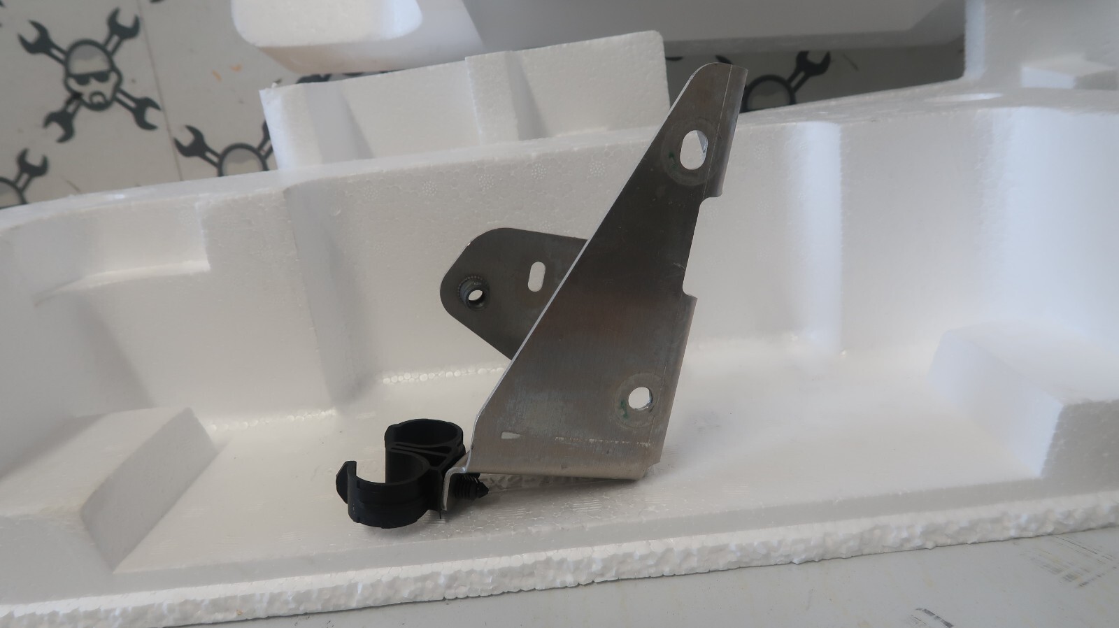 2019-2022 ASTON MARTIN DBX LEFT FRONT RADIATOR SUPPORT BRACKET OEM / J 380