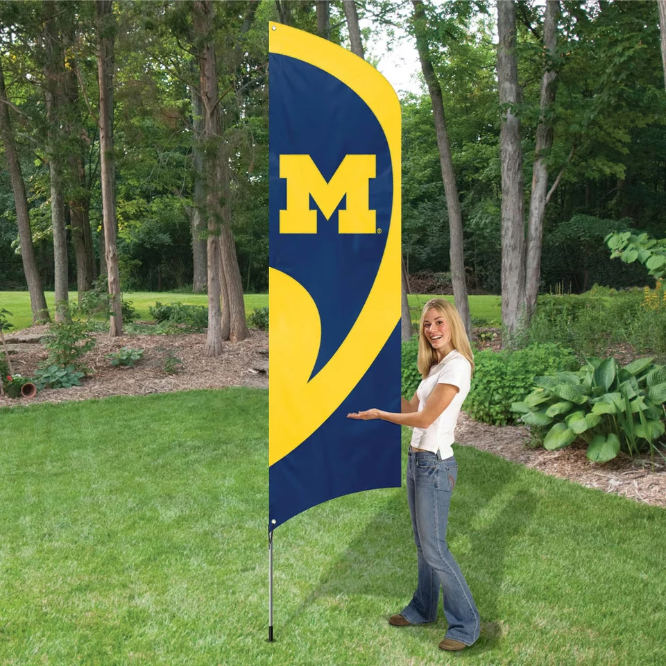 MICHIGAN WOLVERINES 8,5 PIES DE ALTURA BANDERA DEL EQUIPO 11,5' POSTE SIGN BANNER UNIVERSIDAD Foto 3 de 4