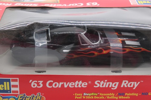 Vintage (2000) Revell 1963 Corvette Sting Ray SnapTite Maßstab 1:25 vorlackiertes Modell - Bild 3 von 8