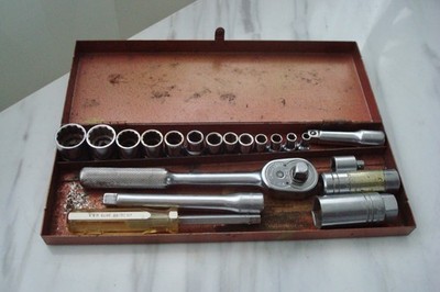 Vintage INDESTRO 12/6 Point    & ¼  Drive  Classic  20 pc. SAE SOCKET SET w/Case