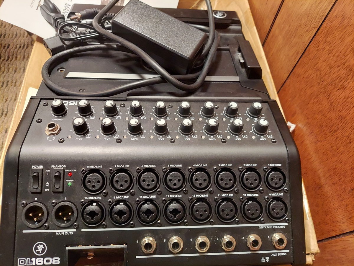 Mackie DL1608 iPad-Controlled 16-Channel Digital Mixer, with 2nd