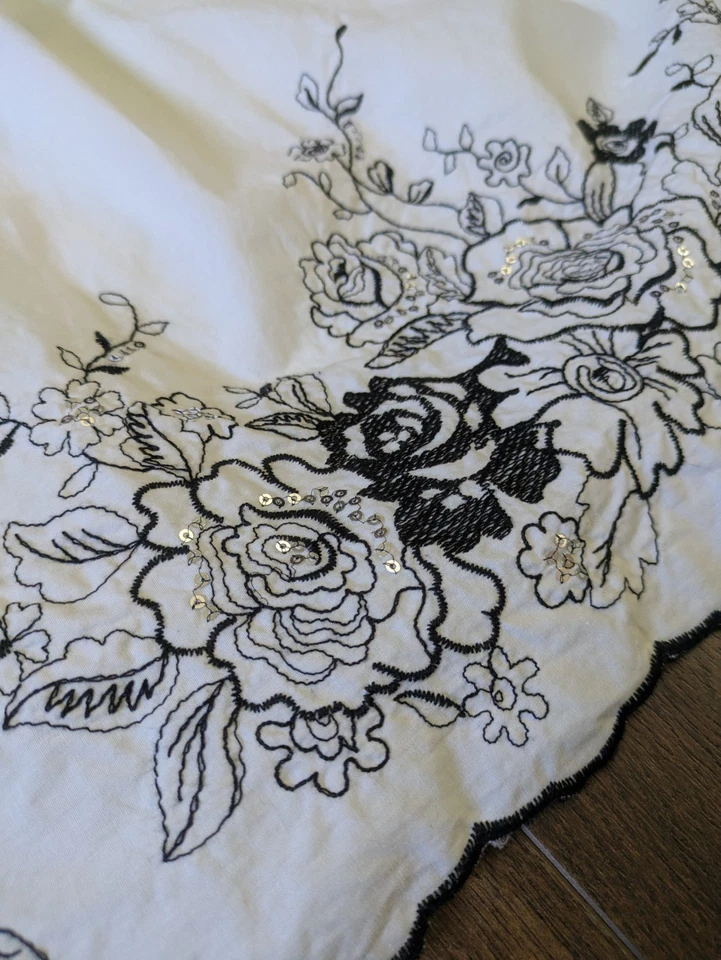 Mini Vestido Babydoll Y2K Crochet Bordado Lentejuelas Floral Coqueta Blanco Negro Foto 4 de 4