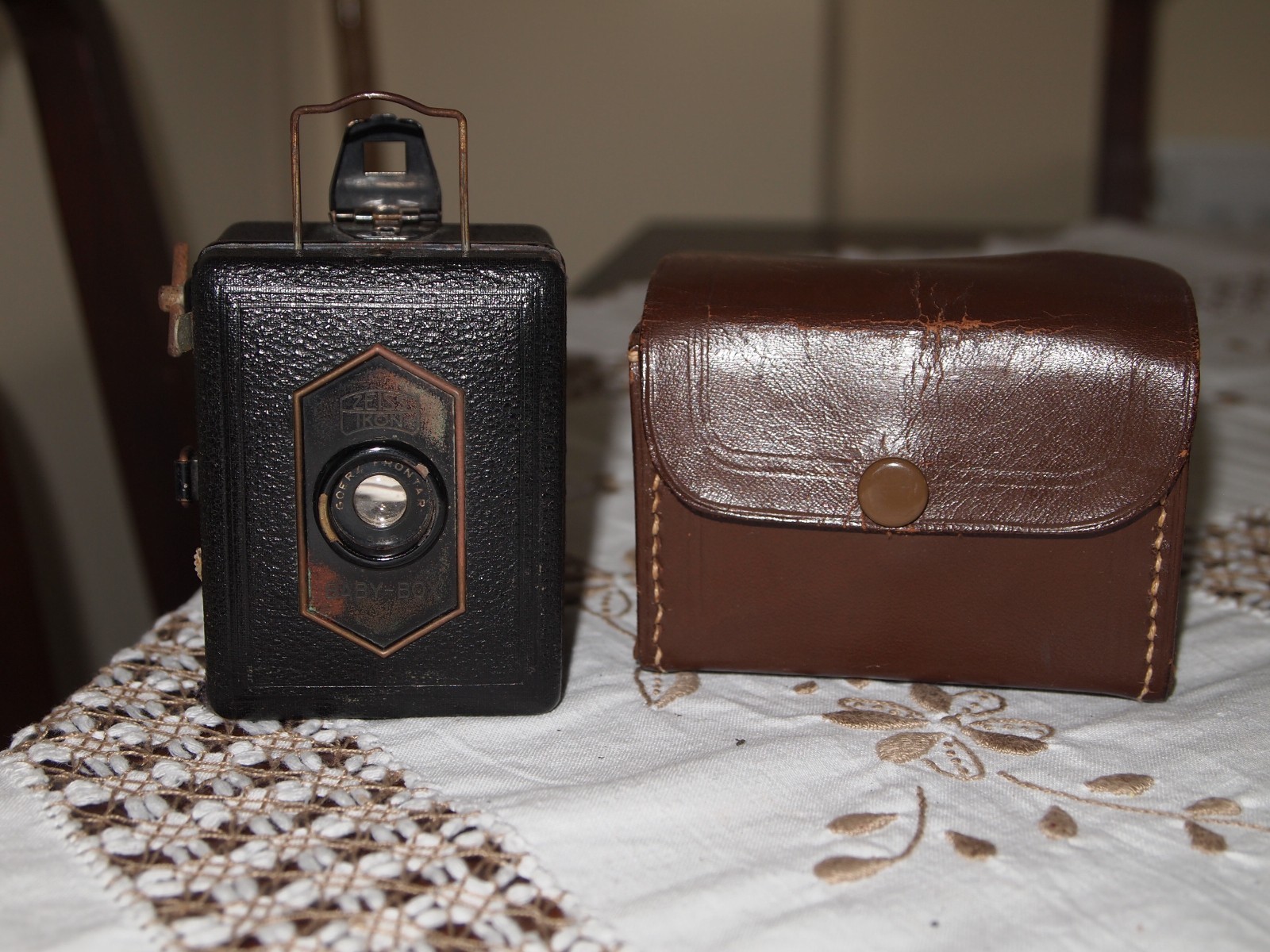 Zeiss Ikon Baby Box Camera 54/18 from 1930s with Goerz Frontar Lens and case