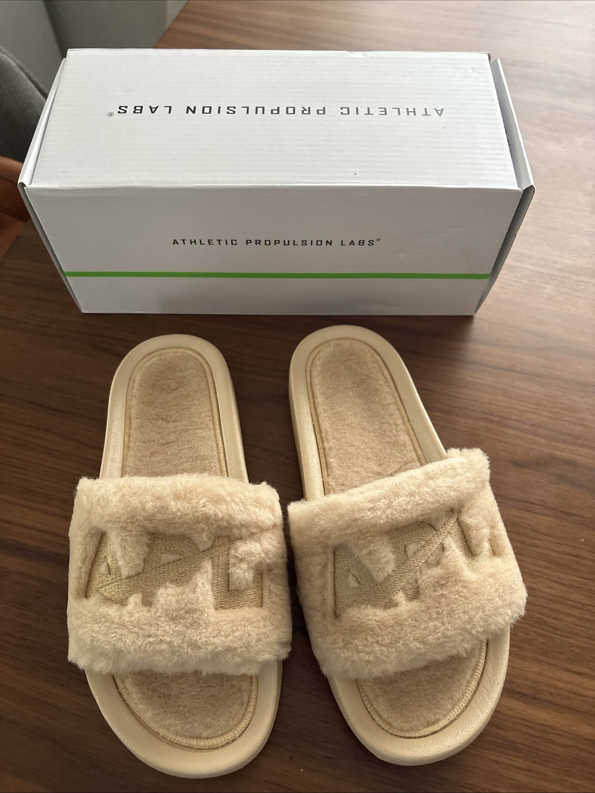 APL Scivolo donna in shearling champagne nuovo con etichetta 7