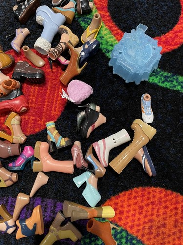 HUGE LOT OF VINTAGE BRATZ GIRLS DOLLS W/ CLOTHING, ACCESSORIES, & SHOES B1 - Picture 7 of 20
