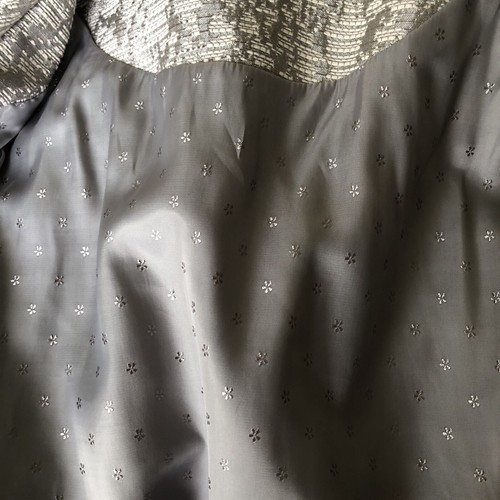 Vestido y abrigo monzón gris plateado para invitada de boda Reino Unido 12 - Imagen 16 de 18