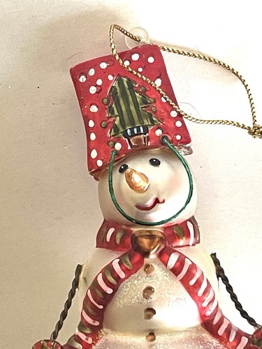 Schneemann aus Glas mit Geschenktüte auf dem Kopf Weihnachtsschmuck - Bild 3 von 6