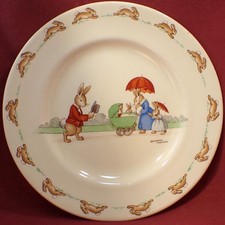 ROYAL DOULTON BUNNYKINS 71/2" TELLER FAMILIE MIT KINDERWAGEN/AUFZIEHHUT BARBARA VERNON