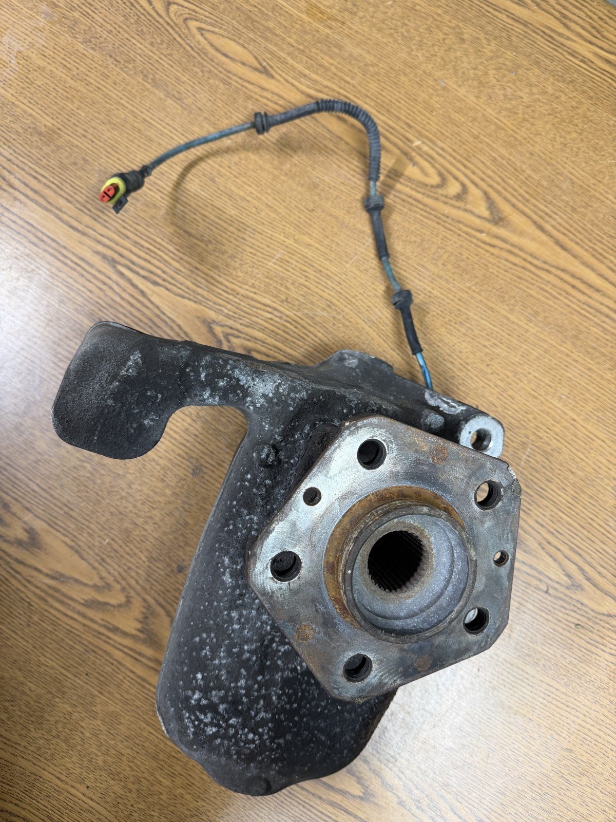 2003-2010 Maserati Quattroporte Left Front Driver Side Spindle Knuckle Hub OEM