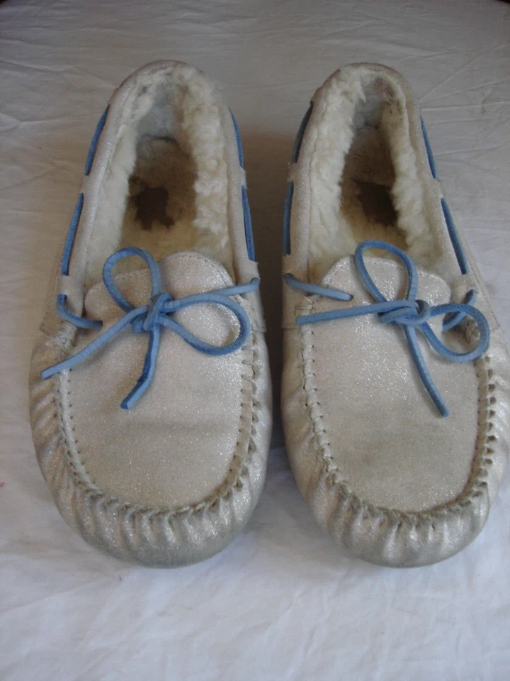 UGG Dakota "I Do" S/N 1003546 Moccasin Slip on Silver/Blue Women’s Size 9 - Image 2 of 4