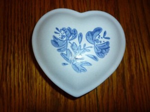 Pfaltzgraff Yorktowne Heart Trinket Covered Box With Potpourri -- Never Used!