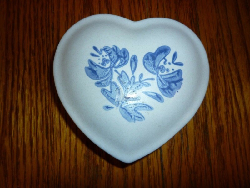 Pfaltzgraff Yorktowne Heart Trinket Covered Box With Potpourri -- Never Used!