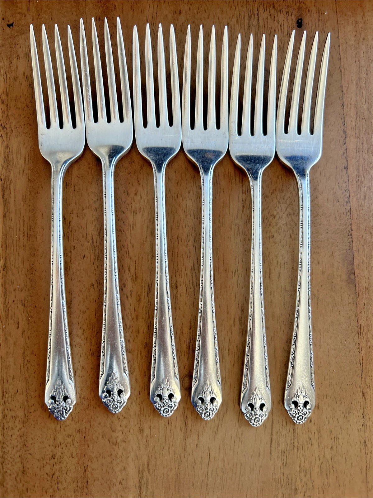 Holmes & Edwards Inlaid IS 1937 Lovely Lady Silverplate Flatware 47 Pcs w/ Case