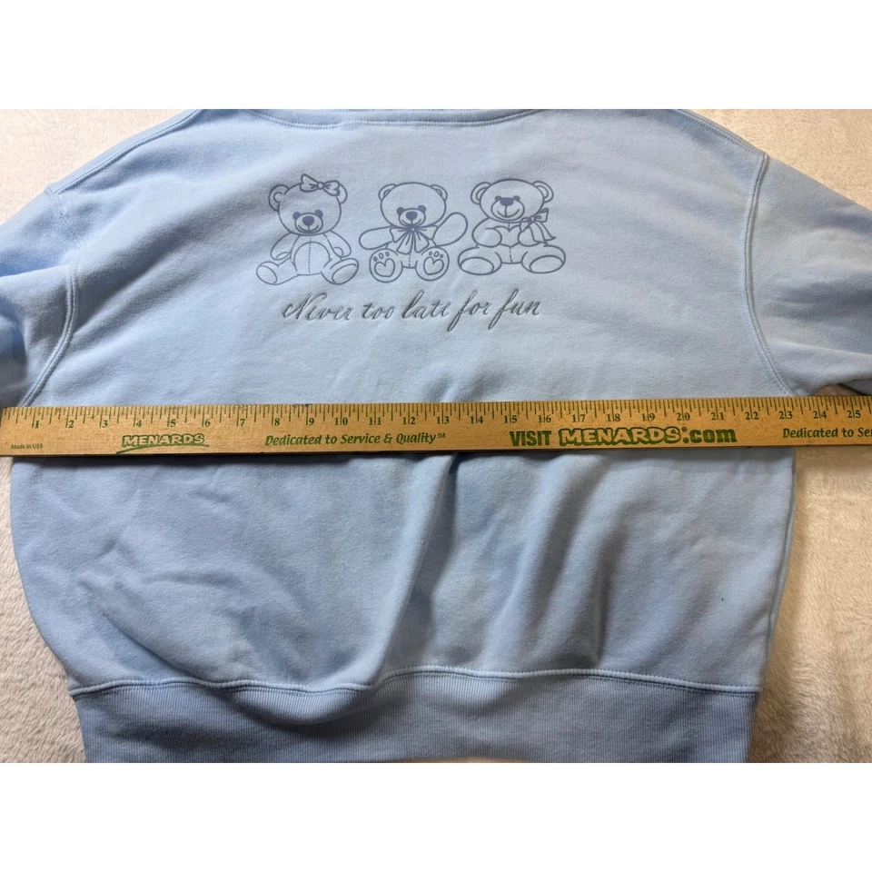 Sudadera Zoe + Liv Azul Claro Oso de Peluche Gráfico S Nunca Demasiado Tarde Para Diversión Foto 3 de 4