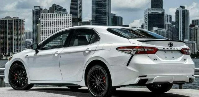 Llanta de aleación KMC Maze 18" negra brillante para Camry SE XP 2018-2024 Foto 4 de 4