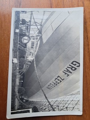 Alte Postkarte Ansichtskarte Friedrichshafen a.B. Graf Zeppelin in voller Fahrt