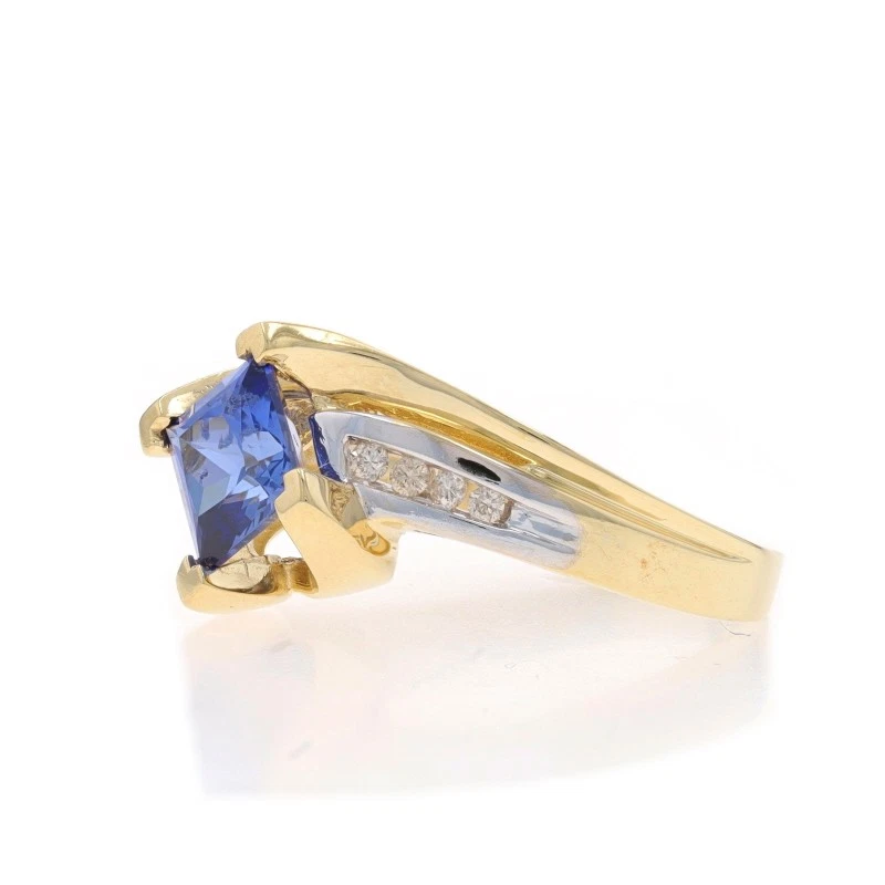 Anillo de derivación de diamantes y zafiros creados en laboratorio de oro amarillo - Princesa de 10 k 1,51 ctw Foto 3 de 4