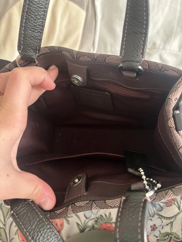 Bolso de Mano Coach Dempsey 22 Negro Signature Jacquard Silver Stars 9”x7.75” Usado en Excelente Condición* Leer Foto 3 de 4