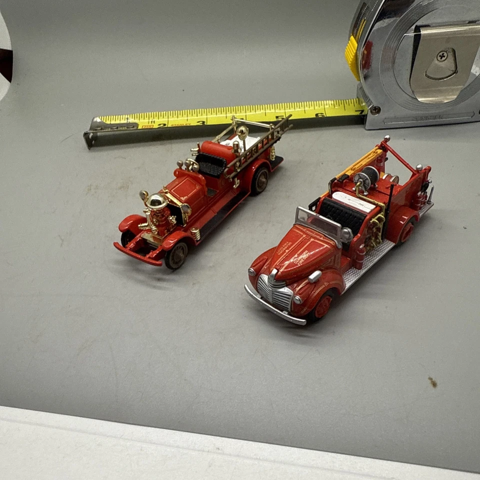 Lote de 2 modelos de antaño antiguo y mayor uno tiene Dearborn Fire Dept. On The H Foto 2 de 4